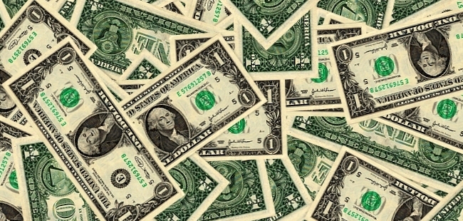 Dolar pomesan zbog politickog previranja